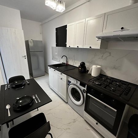 Stylish Apartment Militari - Parking Spot Chiajna エクステリア 写真