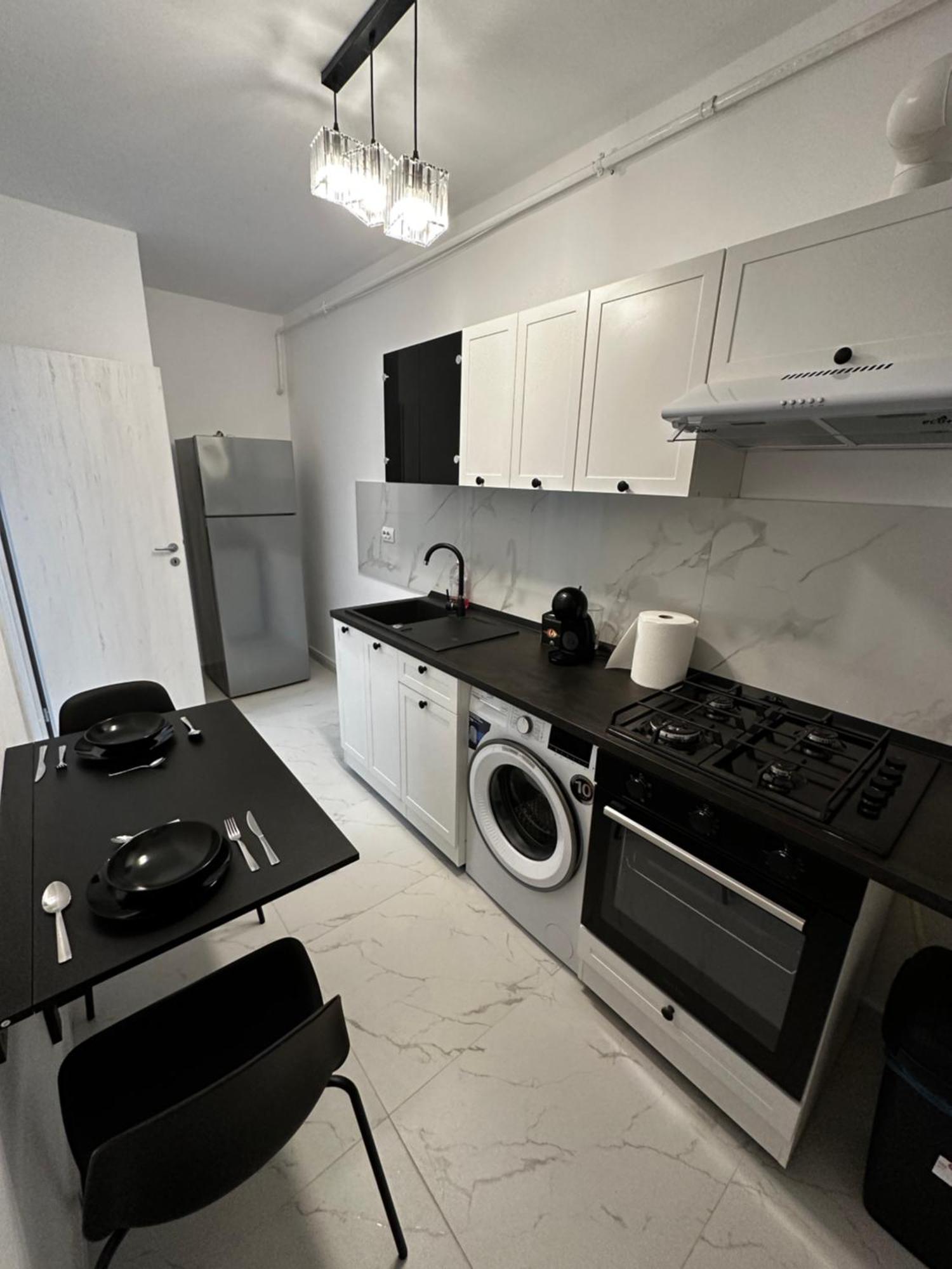 Stylish Apartment Militari - Parking Spot Chiajna エクステリア 写真