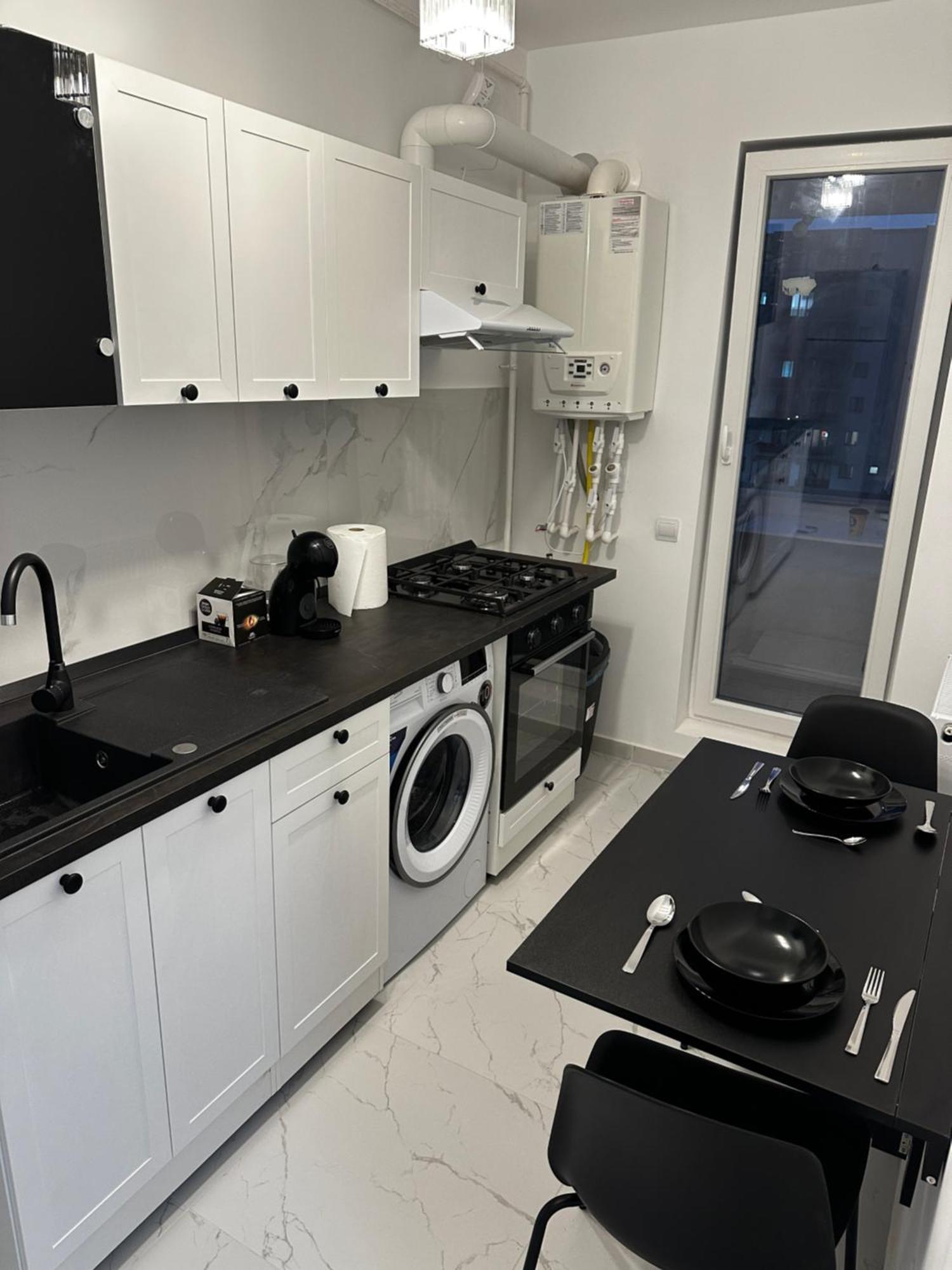 Stylish Apartment Militari - Parking Spot Chiajna エクステリア 写真